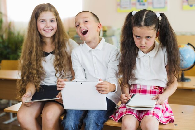 Scolaro seduto sulla scrivania in aula