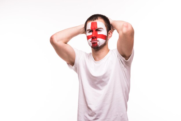 Sconvolto perdente supporto del fan della squadra nazionale dell'Inghilterra con la faccia dipinta isolato su sfondo bianco