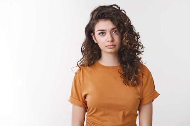 Sconvolto stanco giovane armena donna dai capelli ricci sentirsi esausta deluso guardare deluso insultato macchina fotografica sguardo cupo in piedi sfondo bianco perdere la fede il miracolo non può accadere, voglio piangere depresso