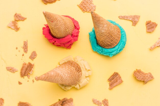 Scoprire il gelato alla frutta e le cialde incrinate