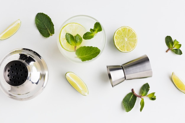 Scorri la disposizione dei cocktail con lime e shaker