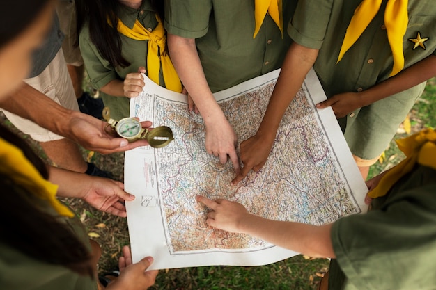 Scout vista dall'alto con mappa