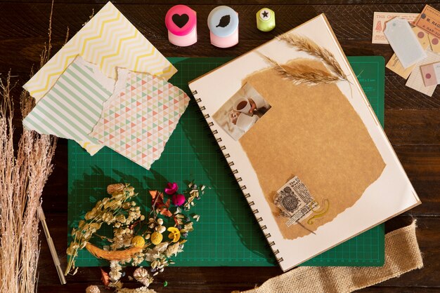 Scrapbook con assortimento di decorazioni per la casa