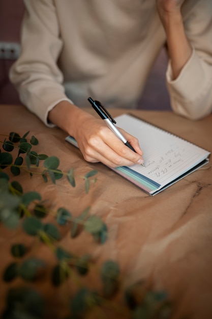 Scrittura a mano ravvicinata sul taccuino