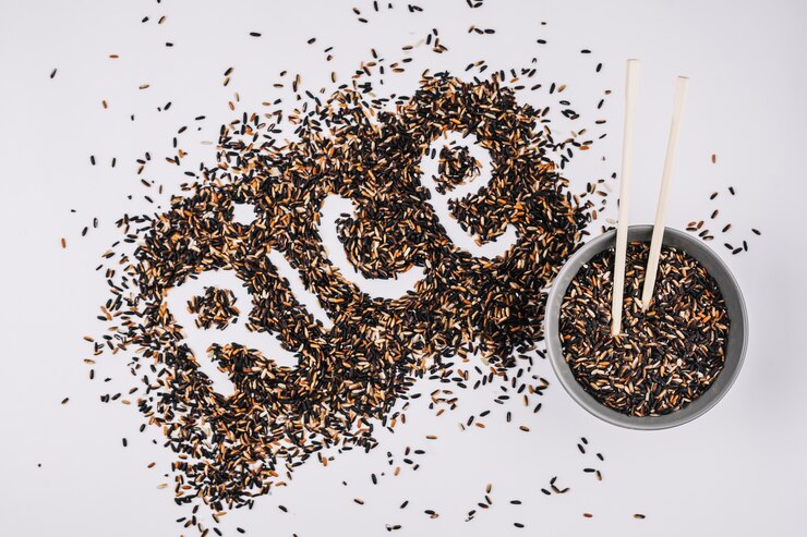 Foto gratuito scrittura del riso vicino a bacchette e ciotola