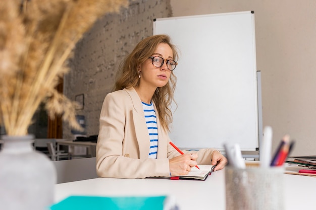 Scrittura dell'insegnante di vista laterale