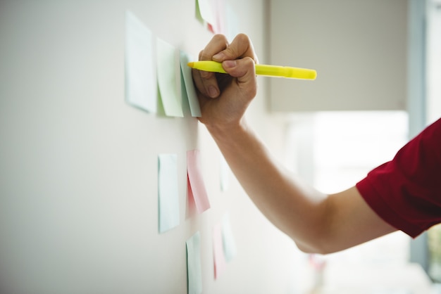 Scrittura dell'uomo d'affari sulle note appiccicose