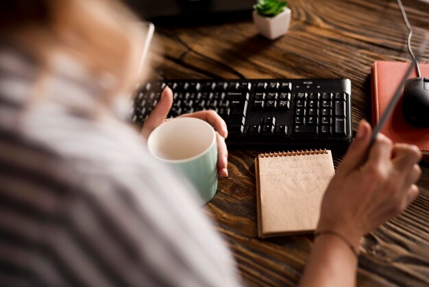 Scrittura della donna del primo piano nell'ordine del giorno