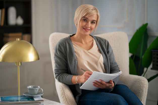 Scrittura della donna di vista frontale sul taccuino