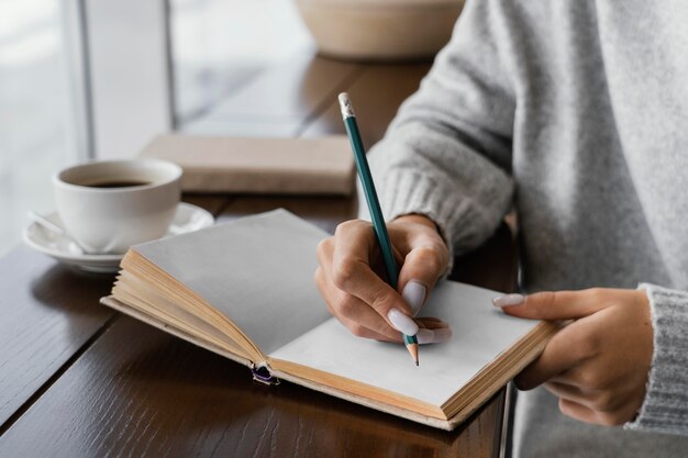 Scrittura in taccuino della mano del primo piano