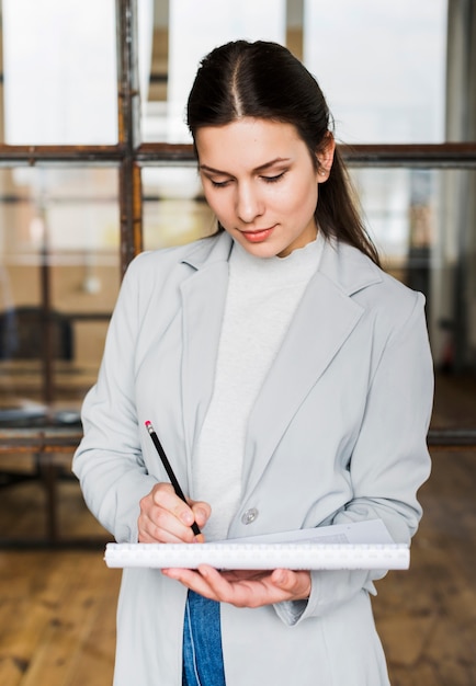 Scrittura professionale della donna di affari sul diario