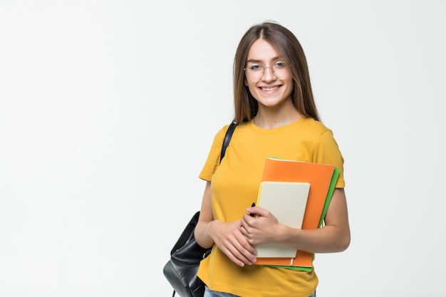 Scrittura sicura amichevole della donna nel suo organizzatore isolato sulla parete bianca.