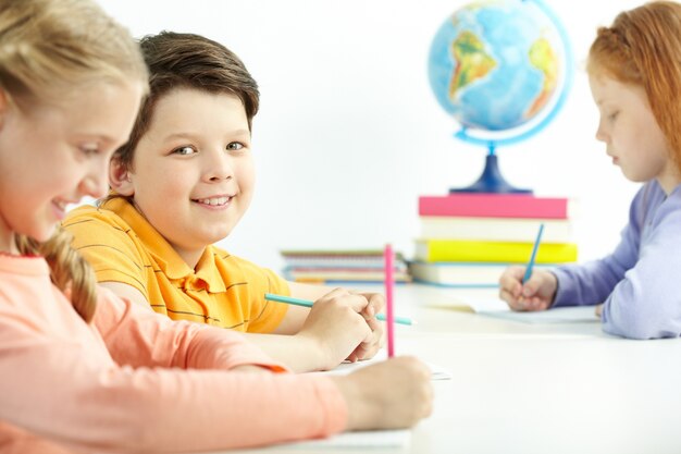 scrittura studente positivo e sorridente