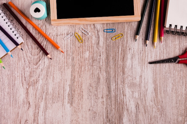 Scrivania e strumenti di disegno sullo scrittorio di legno