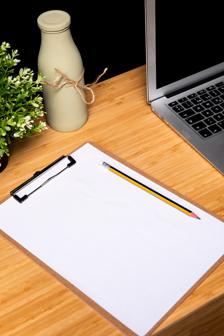 Foto gratuito scrivania in legno con appunti e laptop