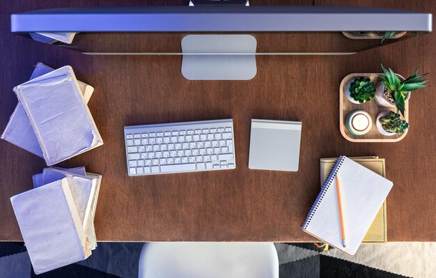 Scrivania per studenti con libri di computer e quaderni su un tavolo di legno