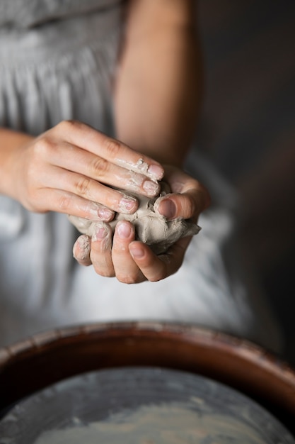 Scultore femminile che lavora con l'argilla in studio