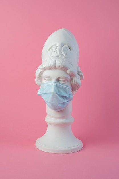 Scultura in marmo di figura storica con maschera medica