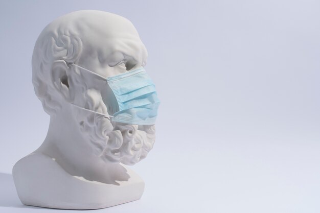 Scultura in marmo di figura storica con maschera medica