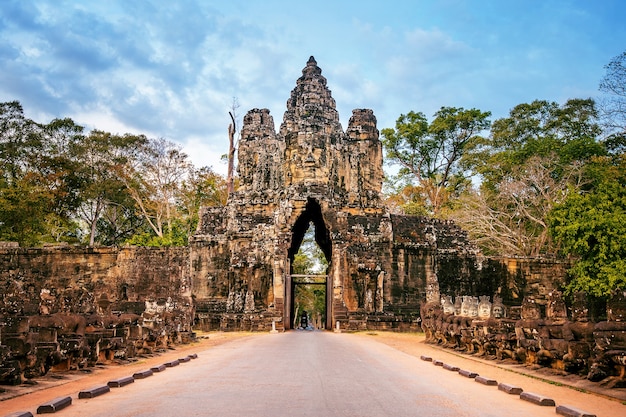 Sculture nella porta sud di Angkor Wat, Siem Reap, Cambogia.