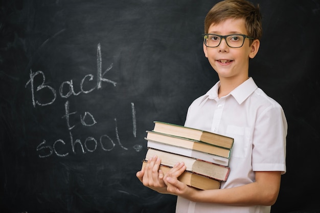 Scuola di holding pila di libri