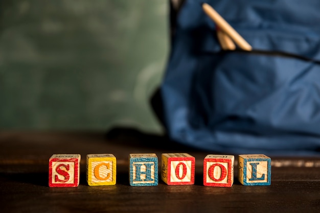 Scuola di lingue in cubetti di legno