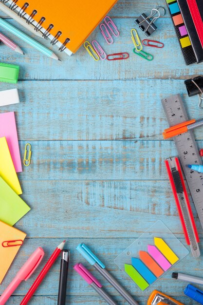 Scuola o strumenti di ufficio su tavola di legno vintage