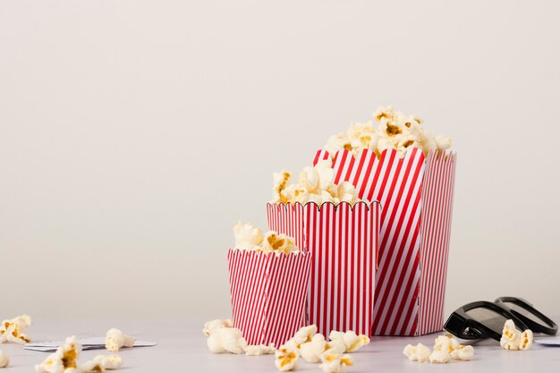 Secchi per popcorn di dimensioni diverse