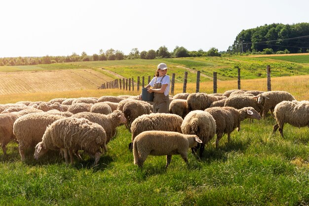 Secchio della holding della donna del tiro lungo all'aperto