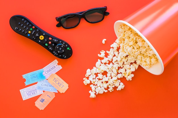 Secchio di popcorn e elementi del cinema