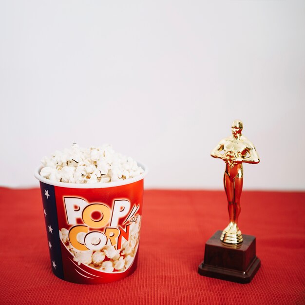 Secchio per popcorn e lucente statuetta Oscar