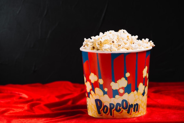 Secchio per popcorn su tessuto rosso