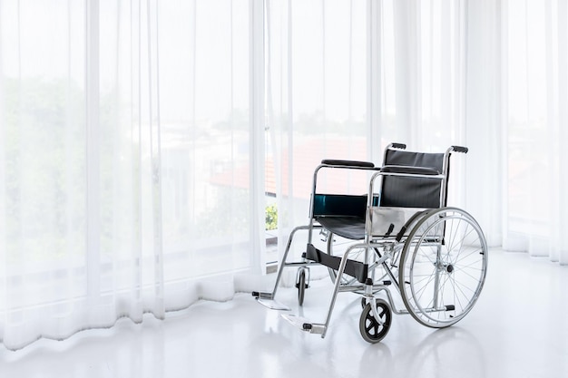 Sedia a rotelle nella stanza vuota della casa di cura o dell'ospedale