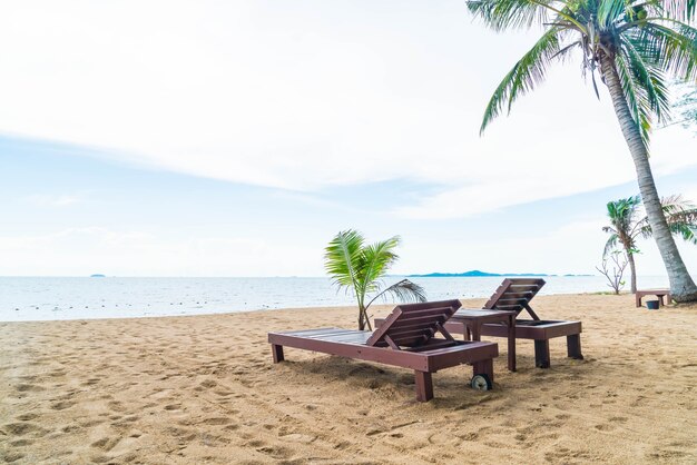Sedia a sdraio, Palm e spiaggia tropicale a Pattaya in Thailandia