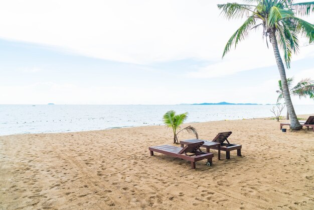 Sedia a sdraio, Palm e spiaggia tropicale a Pattaya in Thailandia