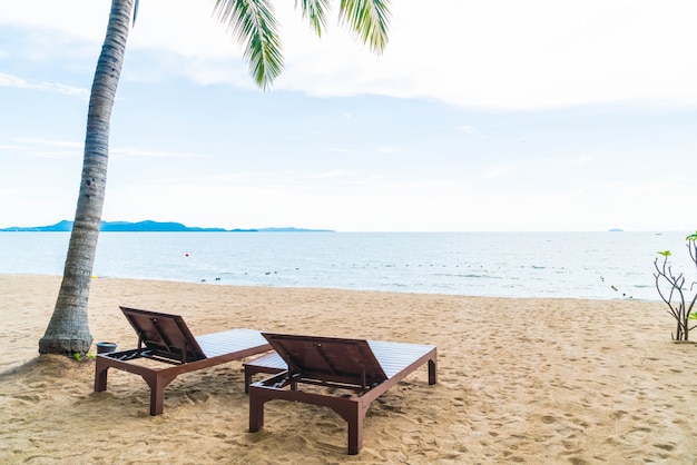 Sedia a sdraio, Palm e spiaggia tropicale a Pattaya in Thailandia