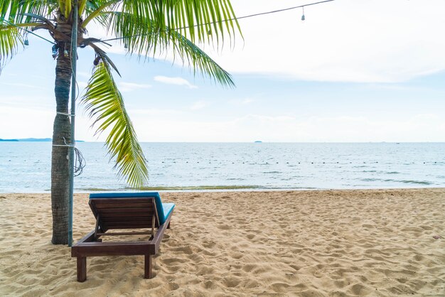 Sedia a sdraio, Palm e spiaggia tropicale a Pattaya in Thailandia