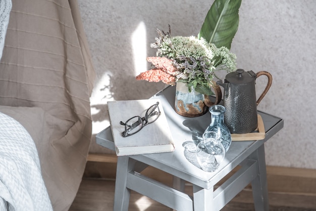 sedia di casa con un bellissimo vaso di fiori e oggetti decorativi