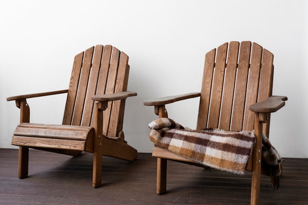 Sedia in legno con fondo coperta per chiamate zoom