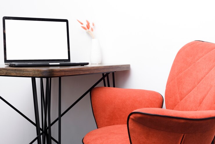 Foto gratuito sedia moderna del primo piano con l&#39;ondesk del computer portatile