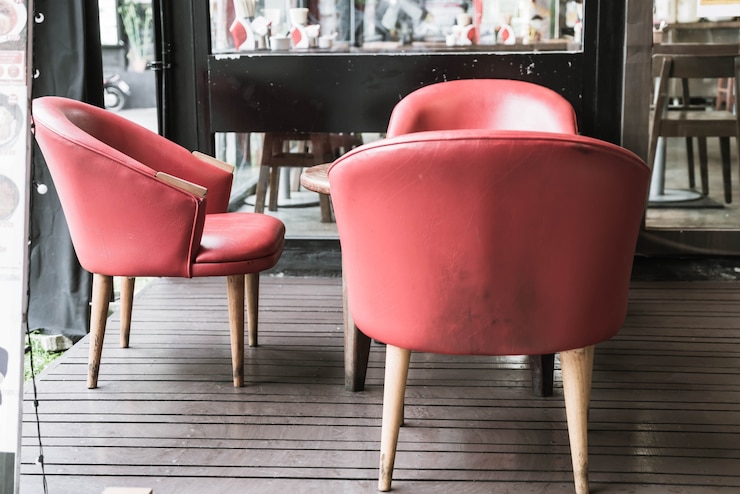 Foto gratuito sedia rossa e tavolo in caffè