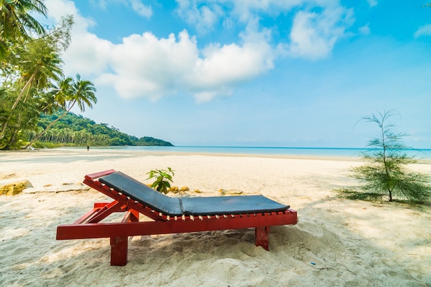 Sedia sulla bellissima spiaggia tropicale e mare