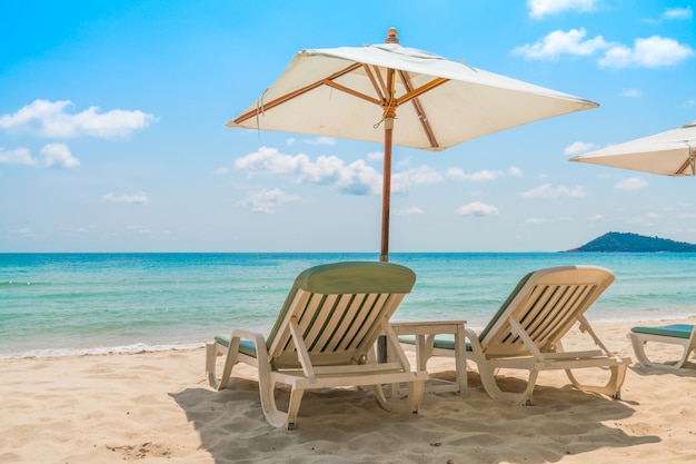 Sedie a sdraio sulla spiaggia di sabbia bianca tropicale