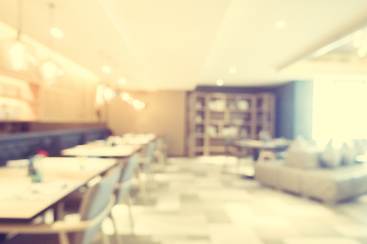 Foto gratuito sedie sfocate e tavoli in un ristorante