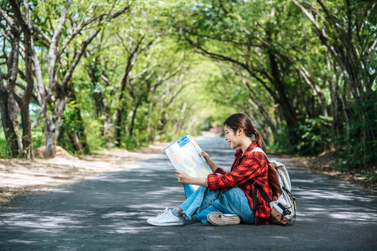 Foto gratuito seduto e guardando la mappa sulla strada.