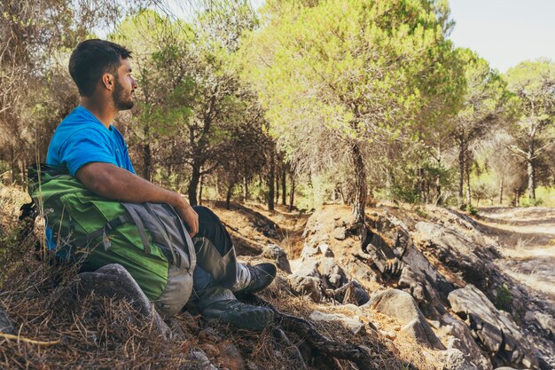 Seduto uomo nella foresta