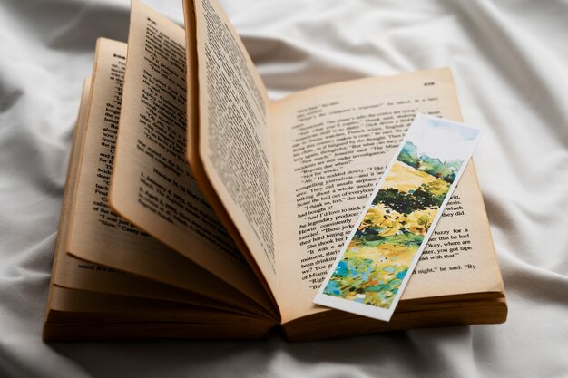 Segnalibro ad alto angolo sulla disposizione del libro