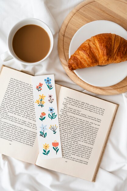 Segnalibro floreale piatto sul libro