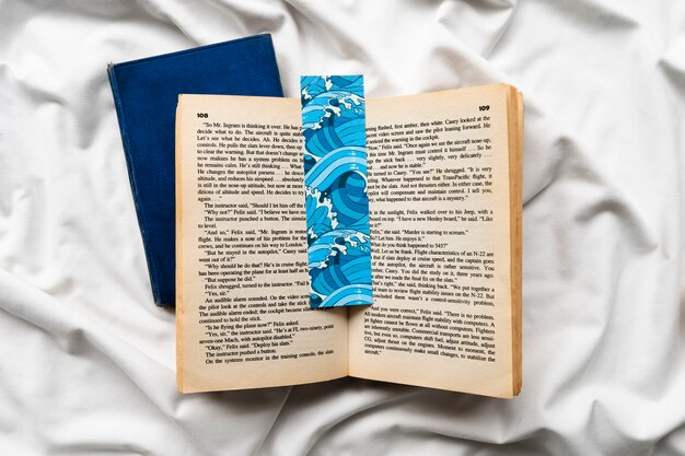 Segnalibro sulla disposizione del libro sopra la vista