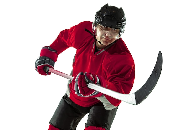 Segnare un goal. Giocatore di hockey maschio con il bastone sul campo da ghiaccio e muro bianco. Sportivo che indossa attrezzature e pratica del casco. Concetto di sport, stile di vita sano, movimento, movimento, azione.